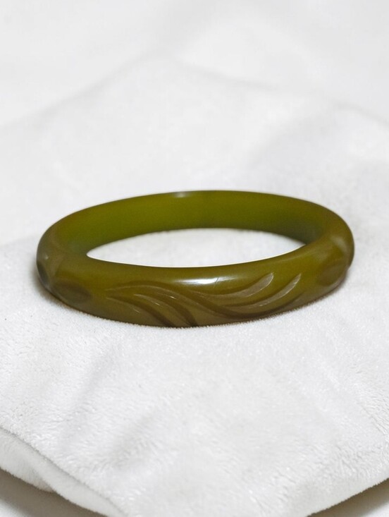 Bakelite Jewelry - Bakelite Olive Green Carved Bangle Bracelet